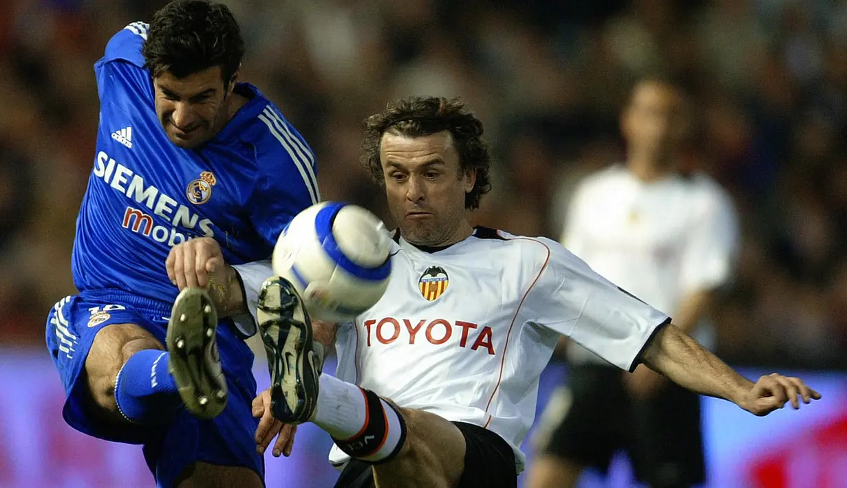 Amedeo Carboni. Bek kiri berusia 56 tahun yang pensiun bersama Valencia pada Juli 2006 dan terakhir menjadi pelatih teknik Inter Milan ini total berseragam Valencia selama 9 musim mulai 1997/1998 hingga 2005/2006. Ia meraih 2 gelar Liga Spanyol di musim 2001/2002 dan 2003/2004. (AFP/Jose Jordan)