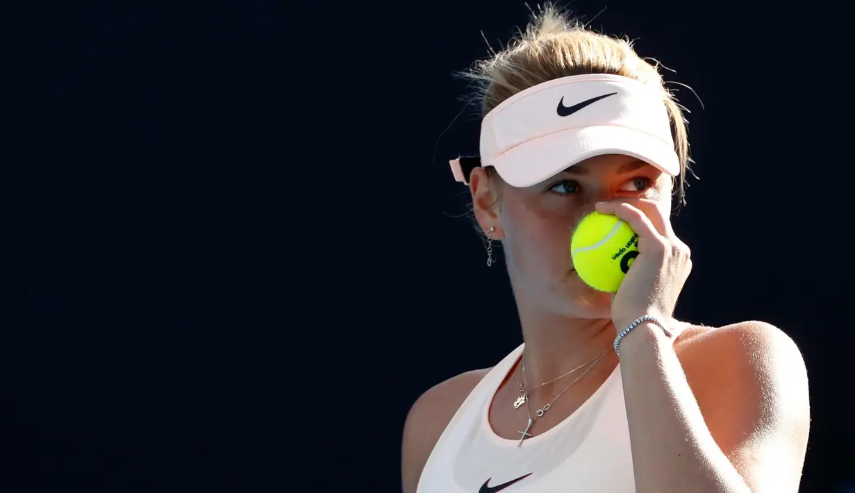 Petenis Ukraina Marta Kostyuk saat bertanding melawan petenis China, Peng Shuai di Australia Terbuka di Melbourne, (15/1). Petenis 15 tahun 6 bulan ini mampu menginjakkan kakinya di babak ketiga dalam debutnya di Melbourne. (AP Photo/Ng Han Guan)
