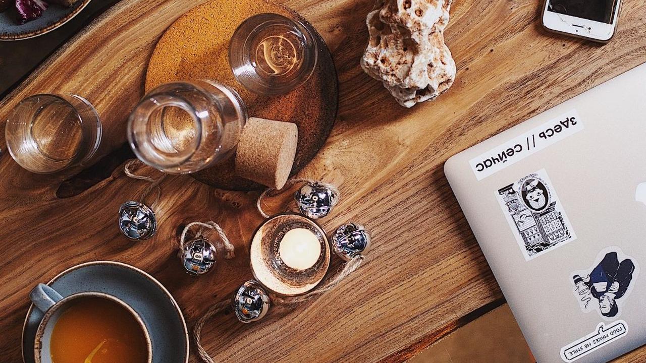 Teh dan kopi adalah minuman yang memiliki banyak manfaat bagi kesehatan, tetapi juga memiliki beberapa efek samping jika dikonsumsi bersamaan dengan makanan atau minuman tertentu.