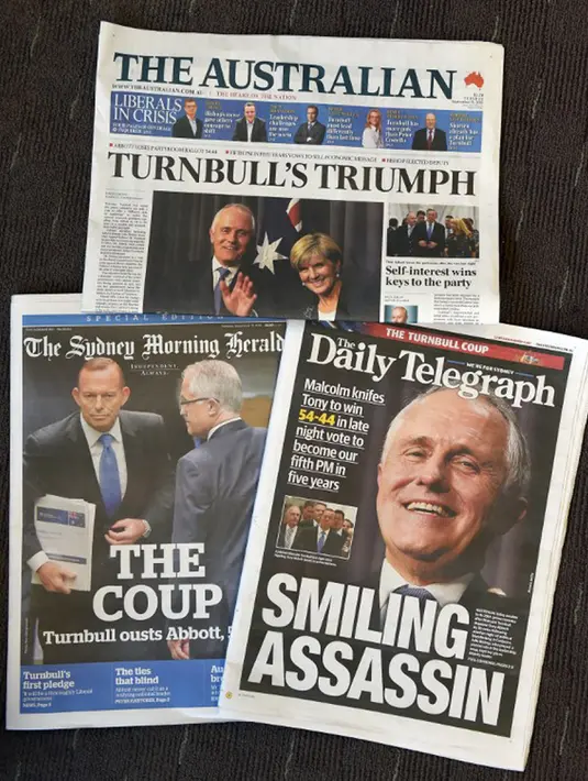 Salah satu surat kabar menampilkan wajah Perdana Menteri baru Malcolm Turnbull, Australia, Selasa (15/9/2015). Turnbull berhasil mengalahkan Tony Abbott dalam pemungutan suara kepemimpinan Liberal di Gedung Parlemen di Canberra. (AFP PHOTO/William West)