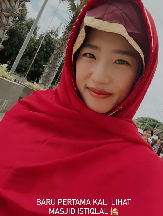 Bahkan saat berkunjung pertama kali ke Masjid Istiqlal, Haruka kembali disebut netizen mau mualaf. Selebihnya, rekan artis memuji kecantikan Haruka dibalut hijab. (Liputan6.com/IG/@haruuuu_chan)
