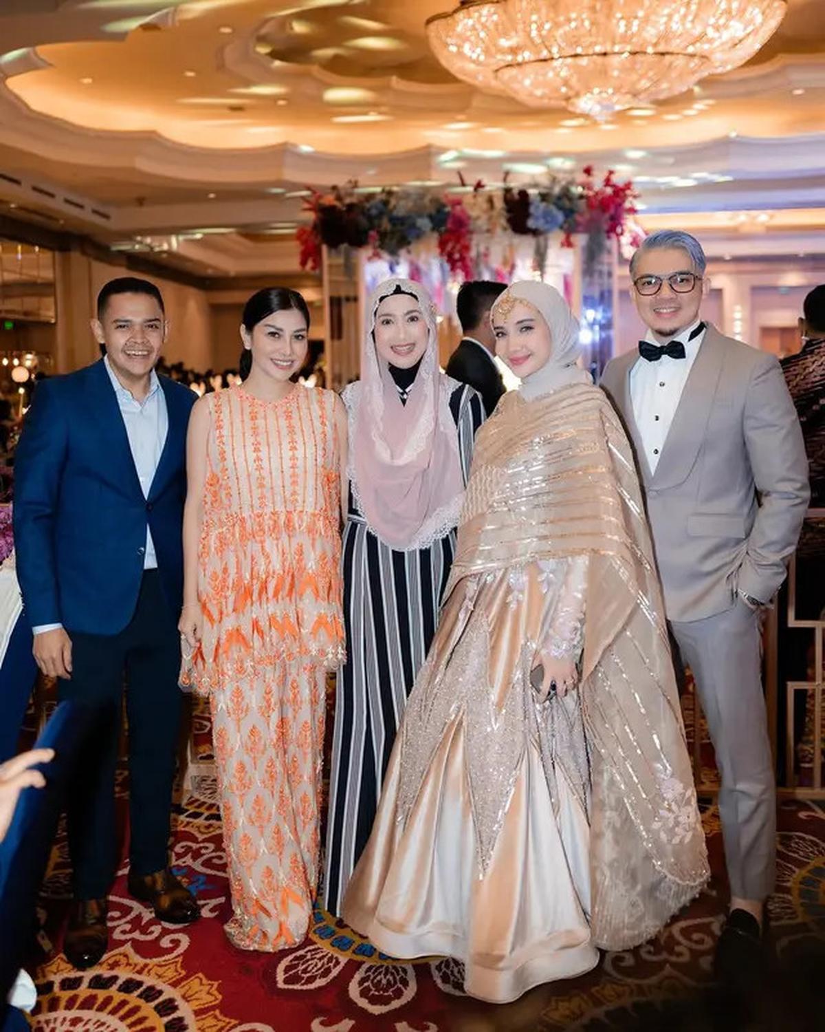 6 Potret Irwansyah Kondangan dengan Gaya Rambut Silver, Hot Daddy Dua Anak