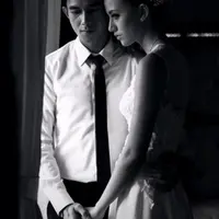 Dahlia Poland punya alasan sendiri mengapa dia tidak mempublikasikan pernikahannya dengan Fandy Christian. Soalnya ia ingin pernikahan ini sakral dan hanya dihadiri oleh keluarga. Selamat semoga bahagia. (via instagram/@dahpol_)