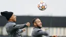 Dua pemain PSG yang sempat berseteru yakni Kylian Mbappe dan Neymar juga sudah tampak berdamai. Mereka terlihat cair dan akrab saat sesi latihan. (AFP/Franck Fife)