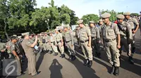 Petugas Satpol PP mengikuti apel gabungan di Monas, Jakarta, Kamis (31/12). Sebanyak 1300 personel gabungan yang terdiri dari polisi, TNI, Pol PP, dan Pramuka dikerahkan untuk mengamankan perayaan malam tahun baru. (Liputan6.com/Immanuel Antonius)