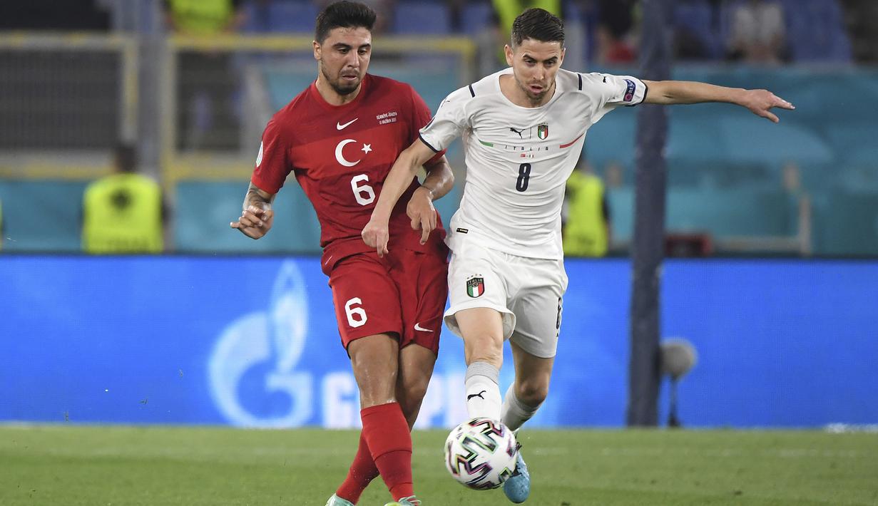 Jorginho. Gelandang Timnas Italia berusia 29 tahun ini tampil penuh saat mengalahkan Turki 3-0, 12 Juni 2021. Ini adalah debutnya di turnamen mayor. Pada 2016 ia tak masuk skuat Italia di Euro 2016, sedangkan pada Piala Dunia 2018 Italia tidak lolos ke putaran final. (Foto: AP/Pool/Alberto Lingria)