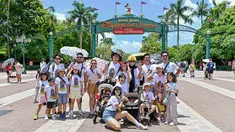 Tampak Ananda Omesh dan para anggota Podkesmas tengah berada di Disneyland Hong Kong. Sebelum masuk ke area wahana permainan, mereka berfoto bersama di depan pintu masuk. Suasana pun ramai dan kompak karena para istri dan anak mengenakan kaus putih yang sama. (Liputan6.com/IG/@podkesmas)