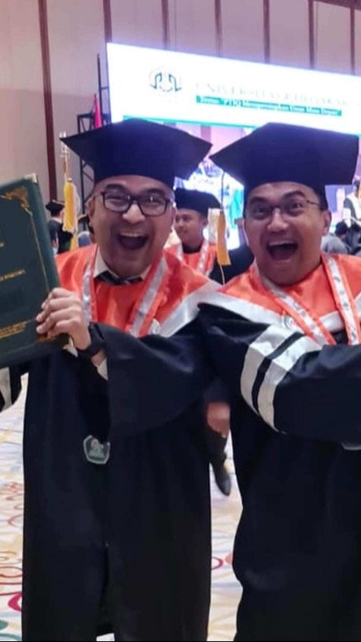 Sahrul Gunawan wisuda bareng sahabatnya, David Chalik. Ia juga berterima kasih atas dukungan yang diberikan para sahabat.&nbsp;