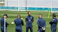 Pelatih Inggris, Gareth Southgate (tengah) berbicara kepada para pemain selama sesi latihan menjelang kompetisi Piala Eropa 2020 di stadion St. George's Park di Burton-upon-Trent  (9/6/2021). Inggris akan bertanding melawan Kroasia pada Grup D Piala Eropa 2020 di Stadion Wembley. (AFP/Justin Tallis)