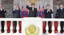 Pemimpin Korea Utara Kim Jong-un (tengah) melambaikan tangan dari balkon saat dia menghadiri parade untuk merayakan ulang tahun ke-110 mendiang pendiri Korea Utara Kim Il-sung di Kim Il-sung Square, Pyongyang, Korea Utara, 15 April 2022. (Korean Central News Agency/Korea News Service via AP)