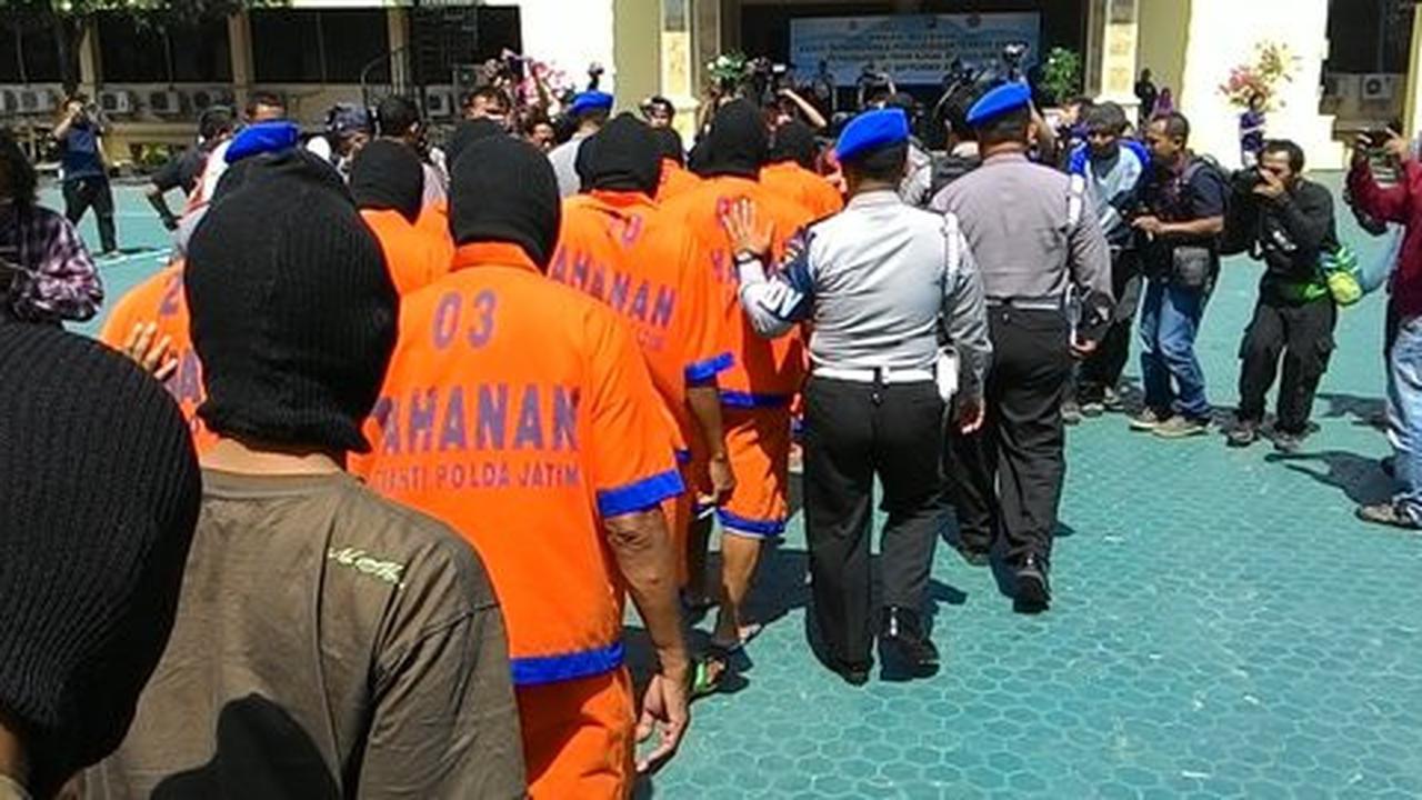 Kades Selok Awar-awar ditahan, kerabat teror rekan Salim Kancil