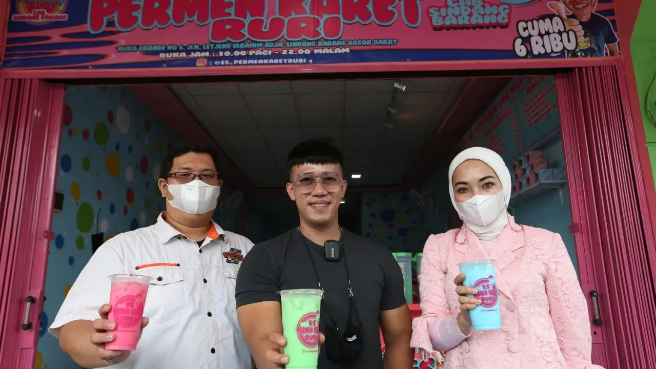 Ruri Wantogia saat pembukaan kantor pusat Es Permen Karet Ruri di Bogor, Jawa Barat.