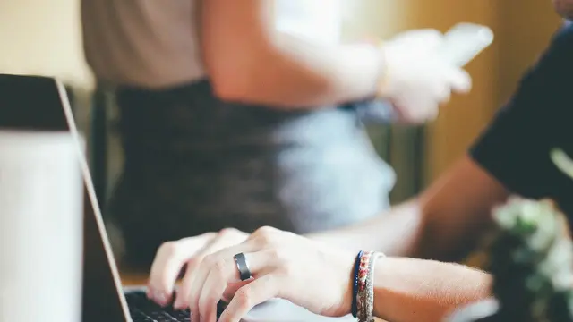 Mengertik di laptop (Pexels)