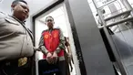 Mantan Plt Ketua Umum PSSI, Joko Driyono, dikawal petugas kepolisian menuju ruang sidang di PN Jakarta Selatan, Senin (6/5). Joko Driyono tersandung kasus perusakan barang bukti terkait pengaturan skor. (Bola.com/M Iqbal Ichsan)