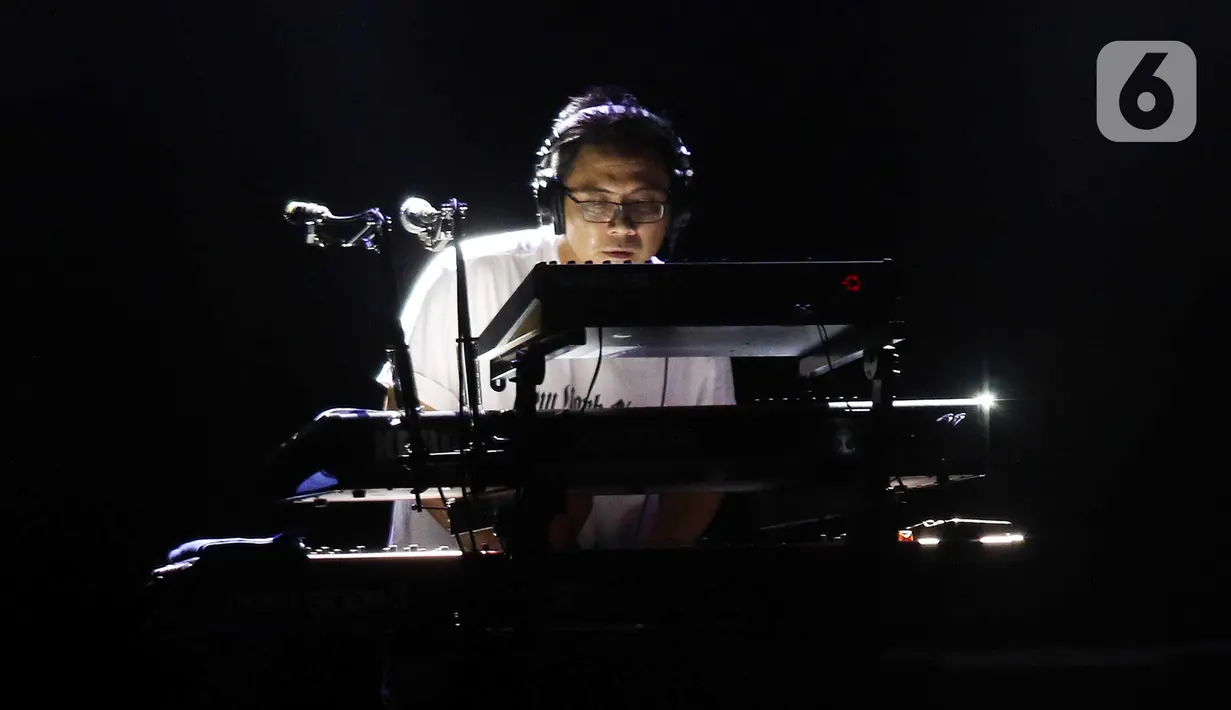 Keyboardist grup band NOAH, David saat tampil memeriahkan acara Pestapora di Gambir Expo, Kemayoran, Jakarta, Minggu (25/9/2022). NOAH tampil menghibur dengan membawakan lagu seperti 'Separuh Aku', 'Hidup Untukmu', 'Mati Tanpamu'. (Liputan6.com/Herman Zakharia)