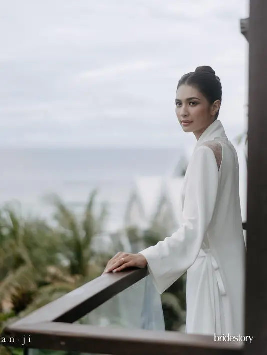 Sang desainer, Jeffry Tan membuat dress kimono struktural dengan simpul ganda.[@thebridestory]