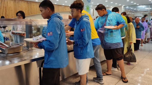 Peserta Jambore Dunia ke-25 termasuk Indonesia mendapat sajian mi bakso di tengah gempuran hujan deras yang dipicu Topan Khanun (Dok Kwarnas)