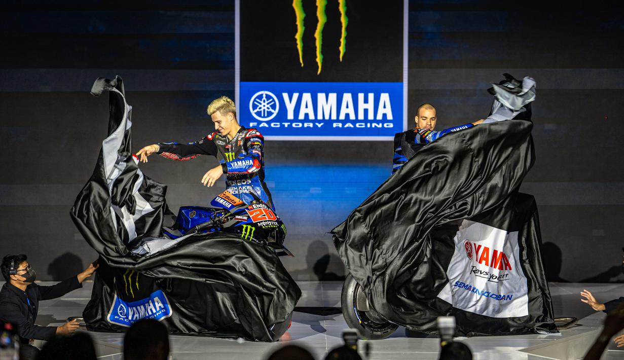 Pebalap Monster Energy Yamaha, Fabio Quartararo dan Franco Morbidelli, saat memperkenalkan livery baru yang akan digunakan untuk MotoGP 2023 di Jakarta di Hotel St. Regis pada Selasa (17/1/2023). (Dok. Yamaha)