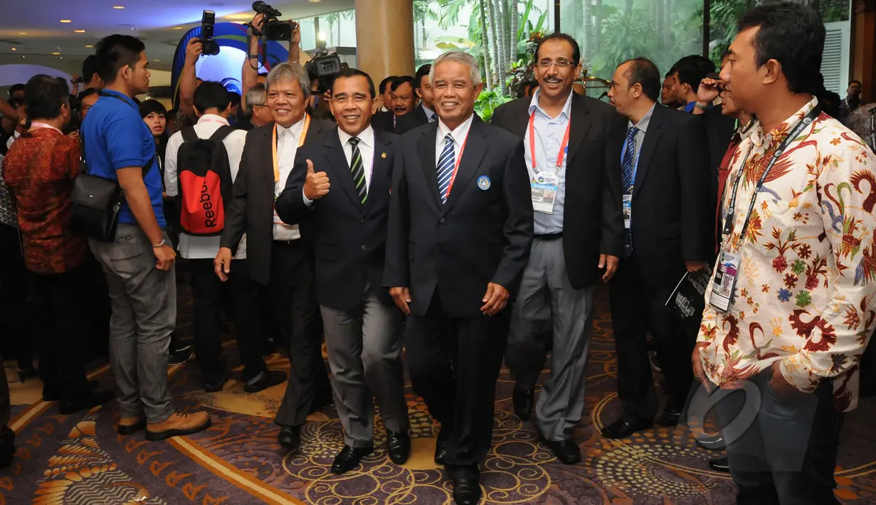 Ketua Umum PSSI, Djohar Arifin Husin (keempat kanan)menuju ruang Kongres Luar Biasa PSSI 2015 di Hotel JW Marriot, Surabaya, Sabtu (18/5/2015). Kongres akan memilih Ketua/Wakil Ketua Umum PSSI periode 2015-2019. (Liputan6.com/Helmi Fithriansyah)