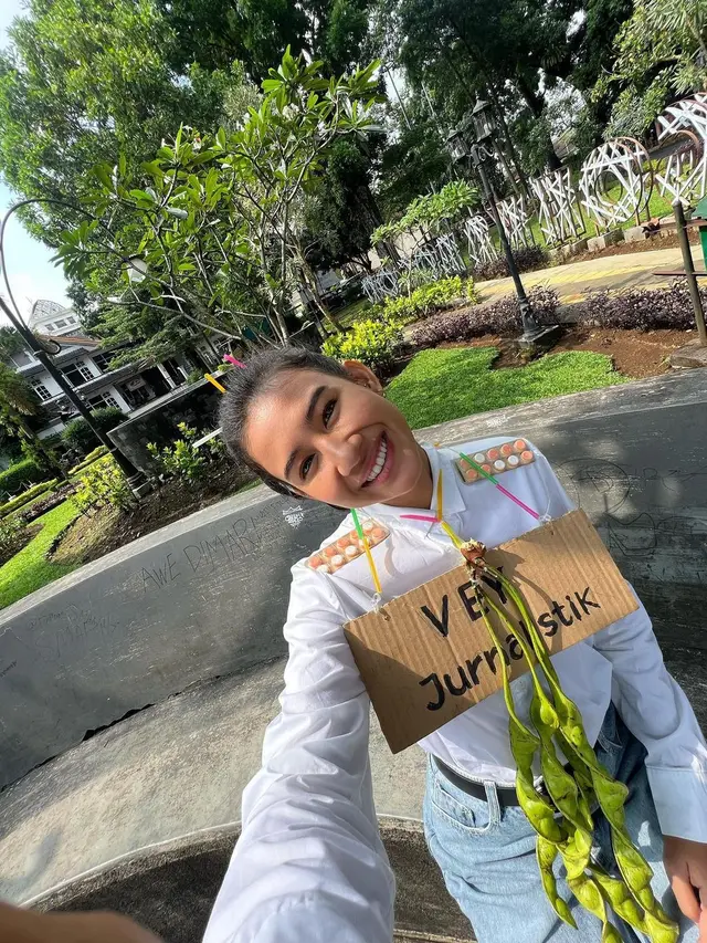 6 Potret Shenina Cinnamon di Balik Layar Proses Syuting 'Do You See What I See'