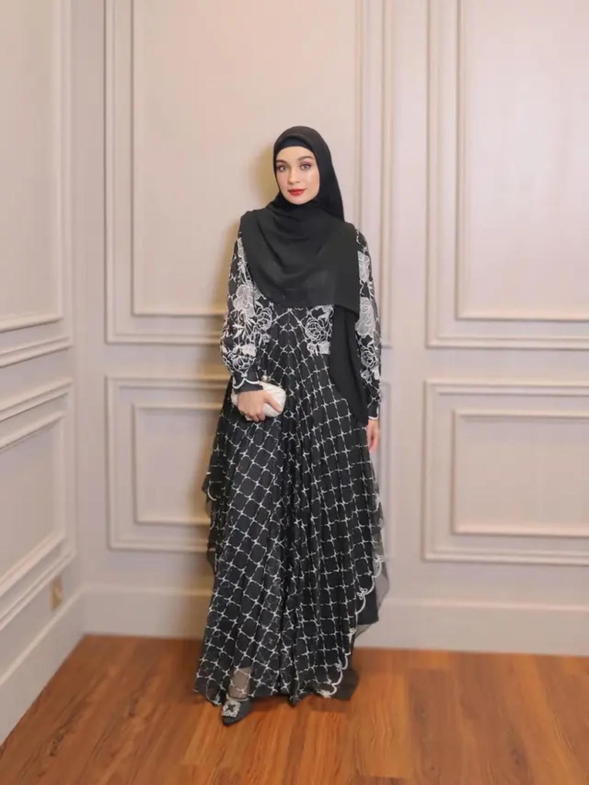 Model Long Dress Brokat Shiren Sungkar di Resepsi Luna Maya, Ini Fotonya