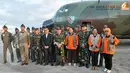 Usai menyambut rombongan yang dipimpin Mayor Pnb Puguh Yulianto, Letjen Roy Deveraturda dan Dubes RI untuk Filipina, Yohanes Kristiarto S melakukan foto bersama (Liputan6.com/ Fahrizal Lubis).