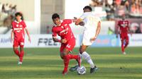 Bek sayap Persis Solo, Alfath Fathier mendapatkan hadangan dari gelandang Dewa United, Lucas Ramos dalam laga pekan pertama BRI Liga 1 2022/2023 di Stadion Moch. Soebroto, Magelang, Jawa Tengah (25/7/2022) (Dok. Persis Solo)