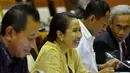 Menteri BUMN, Rini Soemarno (kedua kiri) menghadiri rapat kerja dengan Komisi VI DPR RI di Komplek Parlemen, Jakarta, Jumat (24/4/2015). Rini menyambangi DPR untuk meminta izin penambahan modal dan saham tiga BUMN. (Liputan6.com/Andrian M Tunay)