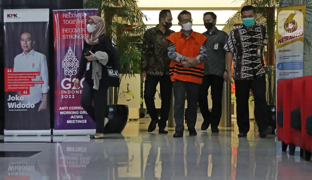 Wakil Ketua DPRD Tulungagung, Adib Makarim (tengah) diapit petugas usai rilis penahanan di Gedung KPK, Jakarta, Rabu (3/8/2022). KPK resmi menahan Adib Makarim terkait dugaan suap dan gratifikasi terkait pembahasan, pembahasan, pengesahan dan pelaksanaan APBD dan APBD-P Kabupaten Tulungagung tahun 2014-2019. (Liputan6.com/Helmi Fithriansyah)
