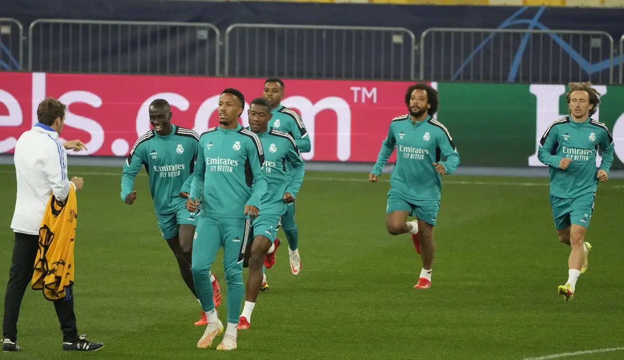Para pemain Real Madrid melakukan pemanasan selama mengikuti sesi latihan di Stadion Olimpiyskiy di Kyiv, Ukraina, Senin (18/10/2021). Real Madrid akan bertanding melawan Shakhtar Donetsk pada Grup D Liga Champions di NSC Olimpyskiy. (AP Photo/Efrem Lukatsky)