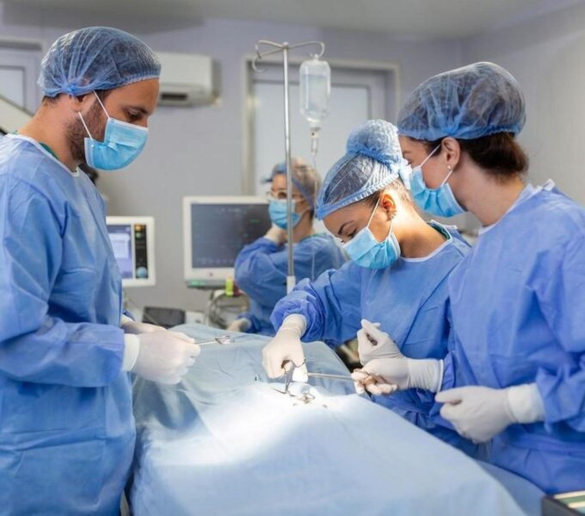 Meskipun demikian, komplikasi pasca operasi masih mungkin terjadi, sehingga penting untuk mendiskusikan risiko ini dengan dokter bedah jantung Anda.
