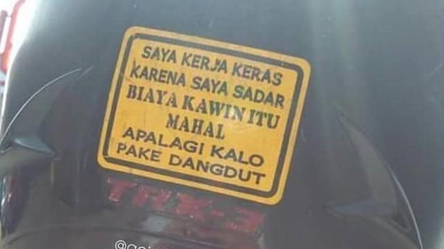 6 Stiker Kalimat Kocak di Helm Ojek Online - Citizen6 ...