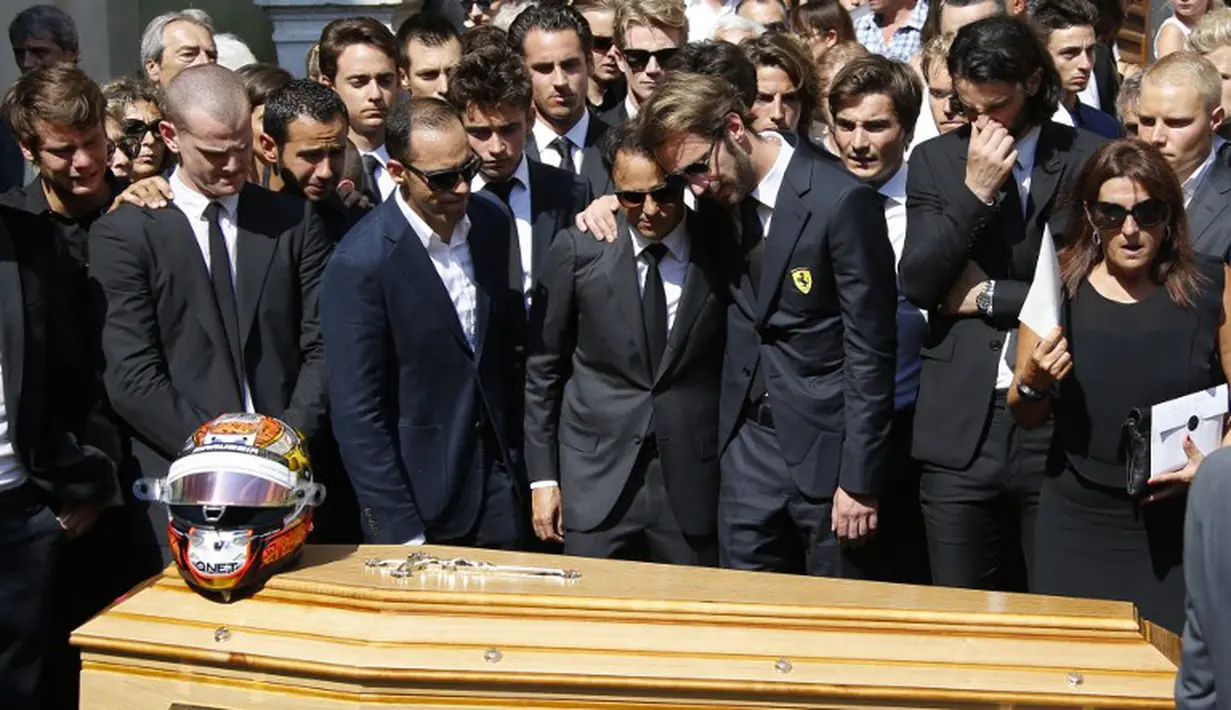 Pebalap F1, Jean-Eric Vergne (kanan), Pastor Maldonado dan Felipe Massa (tengah) berdiri di depan peti jenazah Jules Bianchi saat upacara pemakaman di Kathedral Sainte Reparate, Nice, Prancis. (21/7/2015). (AFP PHOTO/VALERY HACHE)