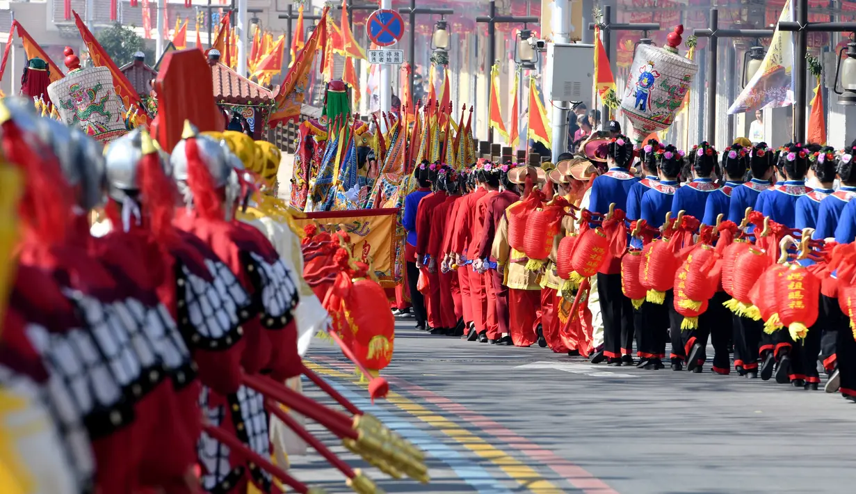 Patung dewi laut China Mazu terlihat dalam parade keliling Pulau Meizhou di Kota Putian, Provinsi Fujian, China, 25 Oktober 2020. Pada 2009 lalu, kepercayaan dan adat istiadat Mazu dimasukkan dalam Daftar Warisan Budaya Takbenda kategori Kemanusiaan UNESCO. (Xinhua/Wei Peiquan)
