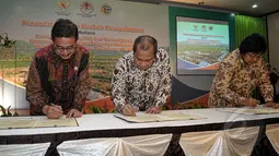 Menteri Siti Nurbaya (kiri), Menteri Marwan Jaffar (tengah) dan Menteri Ferry Mursyidan Baldan menandatangi MoU terkait pengadaan sembilan juta Hektare Lahan Transmigrasi di kantor Kementerian Desa PDDT, Jakarta, Jumat (8/5). (Liputan6.com/Yoppy Renato)