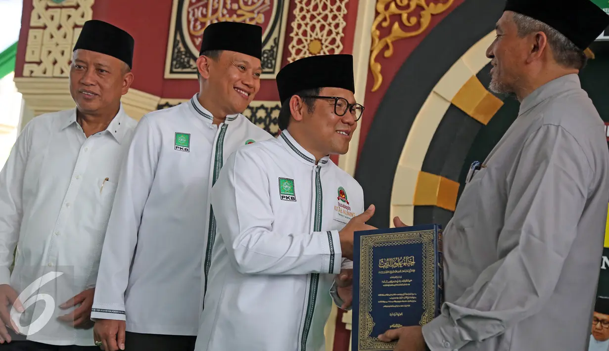 Ketua Umum PKB, Muhaimin Iskandar memberikan kitab kuning saat pembukaan Musabaqoh Kitab Kuning Tingkat Nasional, Jakarta, Senin (12/5/2016). Kitab kuning yang dilombakan adalah Kitab Ihya Ulumuddin karangan Imam Al Ghozali. (Liputan6.com/Faizal Fanani)