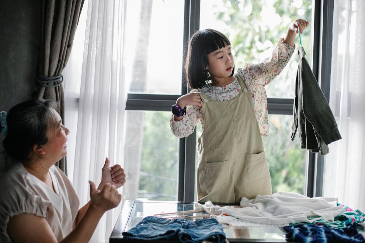 Ilustrasi Mengajari Anak Menata Pakaian Tanpa Beban