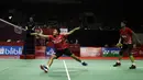 Ganda campuran Indonesia, Tontowi Ahmad/Apriyani Rahayu, saat menghadapi ganda Inggris Chris Adcock/Gabrielle Adcock pada laga Indonesia Masters 2020 di Istora, Jakarta, Kamis (16/1). Tontowi/Apriyani kalah 9-21, 12-21. (Bola.com/Yoppy Renato)