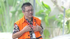 Direktur Utama PT Menara Agung Pusaka Donny Winoto saat tiba di gedung KPK, Jakarta, Kamis (1/3). Donny Winoto diperiksa penyidik KPK sebagai tersangka kasus suap kepada Bupati Hulu Sungai Tengah. (Liputan6.com/Herman Zakharia)