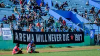 Aremania hadir dalam latihan yang dijalani Arema FC di Stadion Gajayana, Malang, Rabu (11/5/2022) pagi WIB. (Bola.com/Iwan Setiawan)