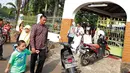 Adik penyanyi Yuni Shara itu menyerahkan seekor sapi kurbannya di Masjid Jami Al-Maghfiroh, jalan Jeruk Purut, Cilandak Timur, Jakarta Selatan, Sabtu (2/9/2017). (Bambang E. Ros/Bintang.com)