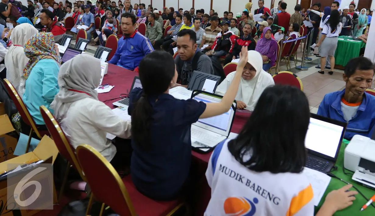 Petugas melayani calon pemudik yang ingin mudik bareng dengan Jasa Raharja di Jakarta, Kamis (16/6). Mudik bareng 2016 nantinya akan mengantarkan pemudik menggunakan bus dengan tujuan pulau Jawa dan Sumatera. (Liputan6.Com/Angga Yuniar)