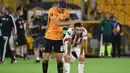 Bek Wolverhampton Wanderers, Conor Coady menghibur pemain Olympiakos, Kostas Fortounis setelah leg kedua babak 16 besar Liga Europa di Molineux Stadium, Kamis (6/8/2020). Wolverhampton menumbangkan Olympiakos dengan skor 1-0. (AP Photo/Rui Vieira)