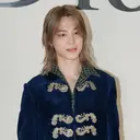 Jimin BTS Melenggang ke Paris Fashion Week, Gaya Rambut dan Jas Ekor Beludru Curi Perhatian