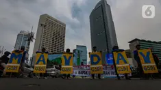 Buruh dari berbagai aliansi melakukan aksi damai dalam rangka Hari Buruh Internasional di Bundaran HI, Jakarta, Rabu (1/5/2024). (Liputan6.com/Angga Yuniar)