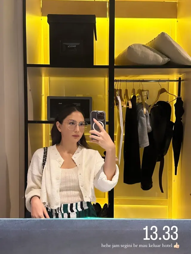 Adu Gaya Jessica Mila dan Kakak Ipar Petty Hasibuan yang Sama-Sama Liburan di Eropa