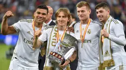 Casemiro (kiri) sering dianggap tidak mendapatkan bagian adil ketika dua nama paling mapan di lini tengah Real Madrid, yaitu Modric dan Kroos dihujani pujian. Padahal, perananya sebagai sebagai seorang gelandang bertahan menjadi kunci Los Blancos saat membendung serangan lawan. (AFP/Fayez Nureldine)