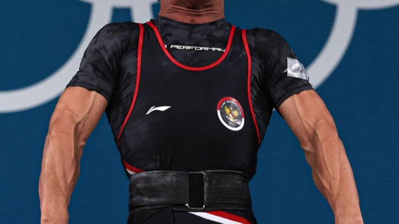 Rizki Juniansyah merebut medali emas setelah membukukan total angkatan 354 kg, dengan rincian untuk angkatan snatch 155 kg dan clean and jerk 199 kg.&nbsp;Foto: REUTERS/Amanda Perobelli<br>