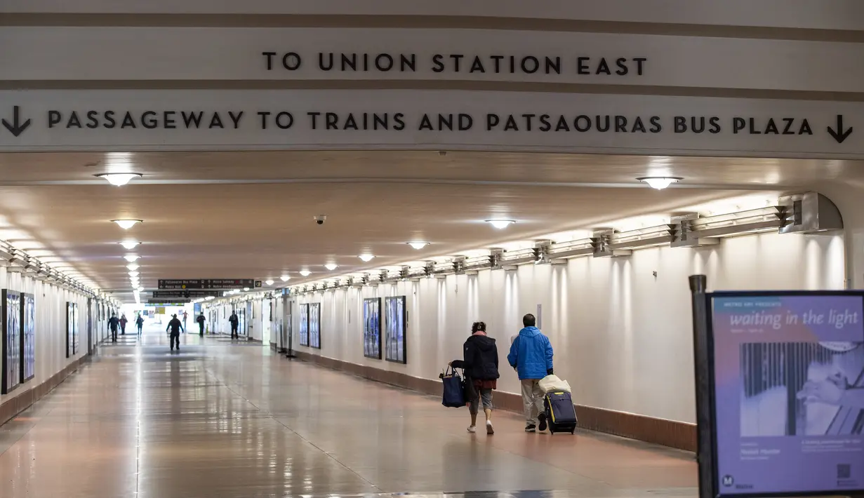 Pemandangan lorong menuju peron kereta Union Station, di pusat kota Los Angeles, California, Rabu (17/3/2021). Penyelenggara Academy Awards ke-93 atau Oscars 2021 akan digelar di dua lokasi berbeda, yakni Dolby Theater dan stasiun kereta Union Station. (VALERIE MACON/AFP)