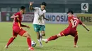 Pemain tengah Timnas Indonesia U-19, Marselino Ferdinan (tengah) berusaha melewati dua pemain Vietnam U-19 pada kualifikasi grup A Piala AFF U-19 2022 di Stadion Patriot Candrabhaga, Bekasi, Jawa Barat, Sabtu (2/7/2022). Laga kedua tim berlangsung ketat, saling adu serangan dan berusaha menampilkan permainan terbaik. (Liputan6.com/Helmi Fithriansyah)